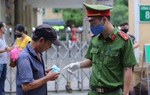Bất ngờ vì ngồi ăn ở vỉa hè bị xử phạt vì không đeo khẩu trang