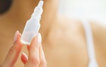 Thuốc nhỏ mắt điều trị viêm kết mạc (đau mắt đỏ): Nên dùng khi nào? Cần lưu ý gì?