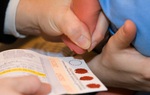 Lấy máu gót chân - xét nghiệm sàng lọc sơ sinh nên làm khi trẻ chào đời