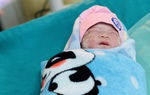 Hàng chục y bác sĩ 2 bệnh viện mổ bắt con cho sản phụ ung thư ở tư thế ngồi 