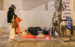 Xót xa cảnh "màn trời chiếu đất" của người vô gia cư giữa đêm đông lạnh giá ở Hà Nội
