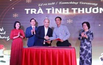 Tặng 500 hộp Trà tình thương cho cán bộ chiến sĩ trên quần đảo Trường Sa đón Tết