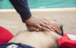 Cứu sống bé trai bị đuối nước tại hồ bơi khu dân cư 