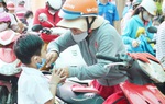 Phụ huynh TPHCM tranh thủ từng giây để đưa đón con khi trường chưa tổ chức bán trú