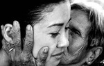 Nghẹn lòng mùa covid: Mẹ già rồi không dùng đến tiền, con cứ cầm lấy mà chi tiêu