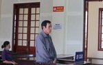 Con trai ngáo đá dùng dao doạ giết cả nhà bị bố dùng cán rìu đánh chết