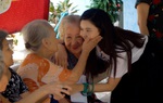 Trương Quỳnh Anh tranh thủ thăm viện dưỡng lão nghệ sĩ trước khi đến phim trường