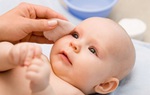 Cách theo dõi trẻ sau tiêm chủng để phát hiện sớm các bất thường