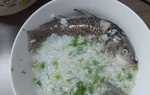 Chồng vào bếp trổ tài nấu "cháo cá nguyên con", vợ nhìn thành phẩm mà đành... câm nín