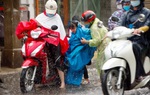 Sài Gòn đang nắng chang chang ập mưa to vào giờ tan trường, mẹ con đều vất vả