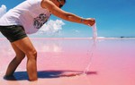 Hồ nước màu hồng đẹp tuyệt nhưng du khách tuyệt đối không được tắm