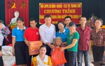 70 trường hợp khó khăn bị ảnh hưởng bởi dịch Covid-19 được nhận quà hỗ trợ