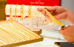 Giá vàng thế giới giảm, thị trường trong nước tăng, giảm tùy theo nhãn hàng