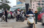 Cây xăng nườm nượp khách trước giờ tăng giá 