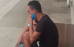 Bệnh nhân và người nhà vô tư hút thuốc lá trong khuôn viên BV nhưng không ai nhắc nhở
