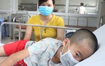 Bé trai liệt nửa người vì di chứng viêm não Nhật Bản: Dấu hiệu phụ huynh không được chủ quan