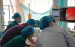 Bé 1 tuổi nuốt nhầm cục pin gây tiếng nổ lớn, khói trắng và máu bốc ra từ miệng