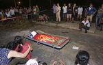 Theo mẹ thu hoạch lạc, bé trai 5 tuổi tử vong thương tâm dưới hố ga không nắp bên đường