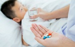 Chuyên gia chỉ cách phân biệt sốt xuất huyết và sốt virus, thuốc điều trị từng loại bệnh cho bé