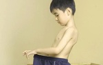 Bé trai vén váy bé gái trong giờ ngủ trưa: Nhận diện những hành vi giới tính bình thường và bất thường của trẻ