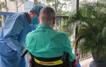 Phi công người Anh mắc Covid-19 đã có thể ngồi xe lăn phơi nắng mỗi sáng