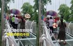 Các bà cô Trung Quốc kéo nhau lên cầu kính nhảy aerobic khiến dân tình sợ tái mào