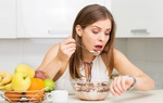 4 thói quen ăn uống xấu khiến mọi nỗ lực giảm cân "đổ sông đổ bể"