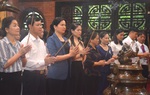 Chủ tịch Hội LHPN Việt Nam Hà Thị Nga dâng hương tại Nhà tưởng niệm Bác Hồ và Di tích Đoàn phụ nữ cứu quốc 