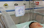 Chuyên gia Nhi khoa Vương Quốc Anh cùng hội chẩn để cứu bé sơ sinh bị bỏ rơi ở hố ga