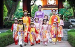 Dàn người mẫu nhí xúng xính áo dài diễn catwalk 