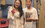 Hồ Văn Cường đã cao hơn Phương Mỹ Chi nhưng vẫn là chàng trai gầy gò