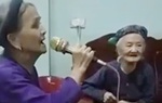 Cụ bà U90 hát karaoke gây ngạc nhiên vì chất giọng cao và khỏe
