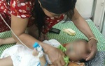 Bé 19 tháng tuổi bị bố mẹ bỏ quên 3 tiếng trong ô tô giữa trưa nắng