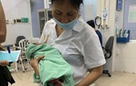 Sức khỏe của bé sơ sinh bị bỏ rơi ở hố ga hiện như thế nào?