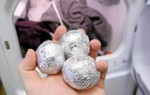 Con dâu thả viên giấy bạc vào máy sấy quần áo, mẹ chồng "tròn xoe mắt" vì bất ngờ