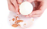 Chỉ một mẹo nhỏ trứng luộc sẽ cực dễ bong vỏ khi chạm vào
