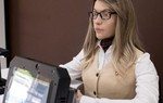 Nga trình làng nữ robot văn thư giống hệt người thật