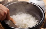 Cho 2 thứ này vào lúc nấu, cơm sẽ trắng, dẻo và ngon