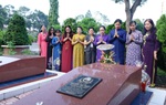 Chủ tịch Hội LHPNVN Hà Thị Nga viết lưu niệm tại Nhà tưởng niệm cố Chủ tịch Nguyễn Thị Thập