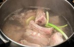 Dùng nước nóng hay lạnh để chần sườn khi sơ chế thì xương không hôi, tanh