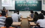 Họp phụ huynh, mẹ có con học kém nhất lớp phát biểu 1 câu, cô giáo cúi đầu xin lỗi