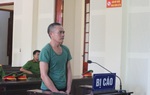 Chồng bị hàng xóm đâm chết, vợ tiều tụy đưa 3 con nhỏ đến tòa
