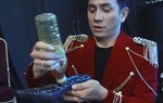 Nam MC nổi tiếng bị bung đế giày, Võ Hạ Trâm lập tức "mỉa mai"