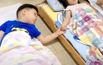 Cô gửi ảnh con gái ngủ trưa ở trường, mẹ tức giận khi nhìn hành động bé trai nằm cạnh