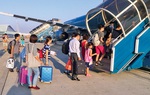 Ném điện thoại vào tiếp viên, tự ý lấy áo phao, 3 hành khách bị cấm bay 1 năm