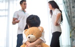 Bố mẹ căng thẳng, stress khiến con hoang mang, mất tự tin