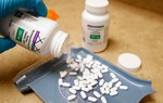 Covid-19: WHO ngừng thử nghiệm thuốc chống sốt rét và thuốc chữa HIV
