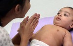 Cách massage cho trẻ sơ sinh dễ ngủ, dễ tiêu hóa, lợi ích đủ đường