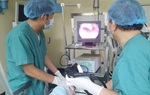 Uống nhầm dung dịch tro tàu, bé 6 tuổi phải nhập viện cấp cứu