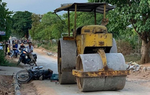 Một nữ công nhân cầu đường bị xe lu cán tử vong
